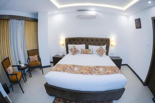 Ένα ή περισσότερα κρεβάτια σε δωμάτιο στο Grand Mongolia Hotel