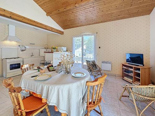 Dapur atau dapur kecil di Holiday Home Epicea by Interhome