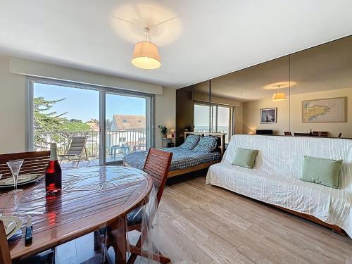 una sala de estar con una mesa y un sofá en Studio Atlantide-1 by Interhome, en Tharon-Plage