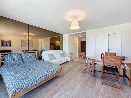 Un dormitorio con una cama, un escritorio y una mesa. en Studio Atlantide-1 by Interhome, en Tharon-Plage