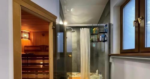 une salle de bain avec une douche avec un rideau de douche dans l'établissement Guest House, à Almaty