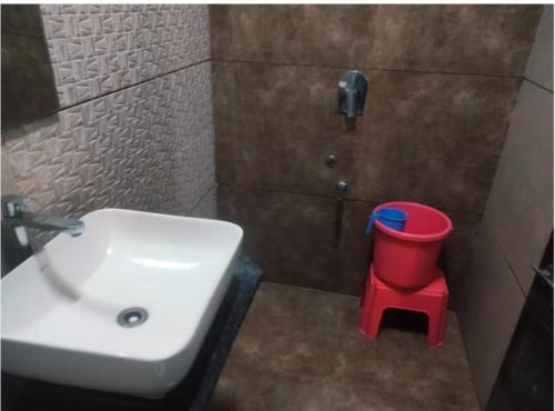Ένα μπάνιο στο Hotel Vrindavan Deluxe Kolhapur NEAR CENTRAL BUS STAND