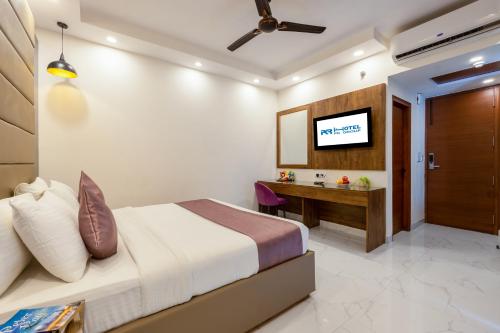 PK Boutique Hotel Noida Expresswayにあるテレビまたはエンターテインメントセンター