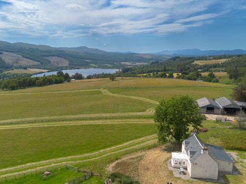 una vista aérea de una granja con una casa en un campo en Holiday Home The Manor House by Interhome, en Balnain