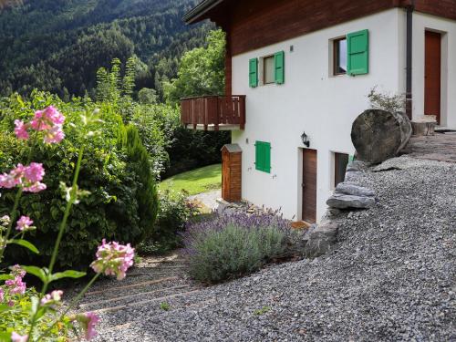 une maison avec volets verts sur une montagne dans l'établissement Apartment Bolettes by Interhome, à Ovronnaz