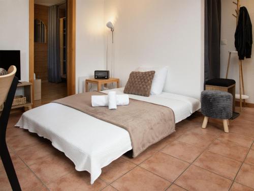 une chambre avec un lit avec deux serviettes dessus dans l'établissement Apartment Bolettes by Interhome, à Ovronnaz