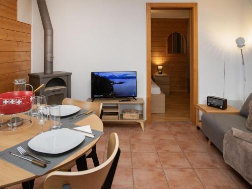 Télévision ou salle de divertissement dans l'établissement Apartment Bolettes by Interhome