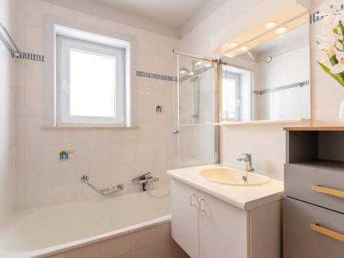 un bagno bianco con lavandino e doccia di Apartment Green Garden-16 by Interhome a De Haan