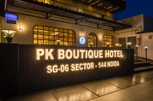 PK Boutique Hotel Noida Expresswayに飾ってある許可証、賞状、看板またはその他の書類