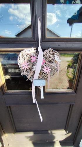 a ribbon hanging from a window with flowers on it at Ferienwohnung Baumann Alois in Furth im Wald