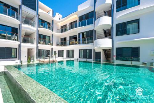 NEW stylish beachside 2BR with pool and garage photo 2