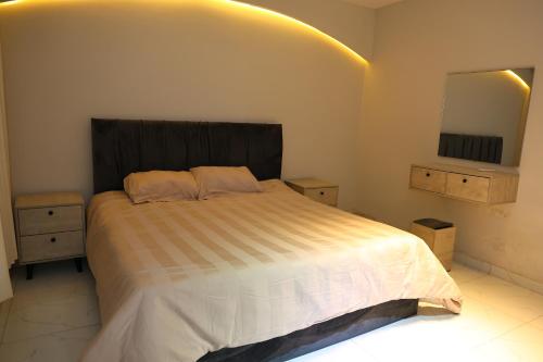 Katil atau katil-katil dalam bilik di Independent 1BR apartment private self entry