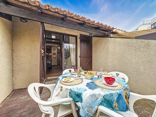 Kawasan patio atau luaran di Holiday Home Les Maisons de la Plage-14 by Interhome