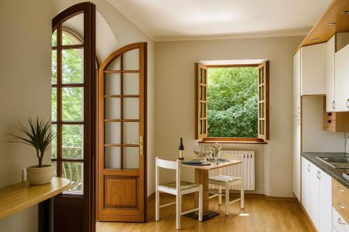 une cuisine avec une table et des chaises et une fenêtre dans l'établissement Villa Diana, à Castelnuovo di Garfagnana