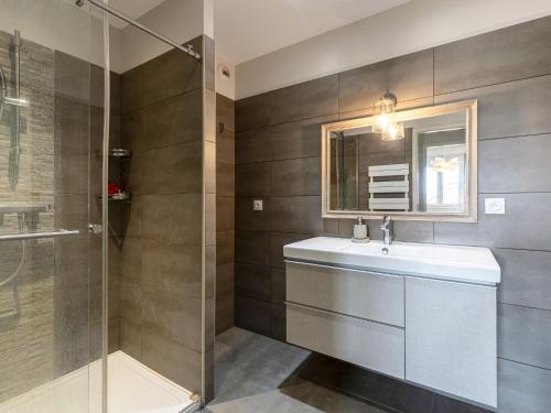 Ένα μπάνιο στο Apartment La vallée by Interhome