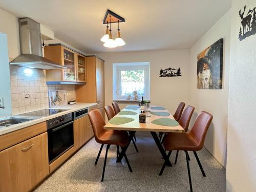 Η κουζίνα ή μικρή κουζίνα στο Holiday Home Gustis Hüsli - Alpensicht & Natur pur by Interhome