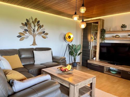 ein Wohnzimmer mit Sofa und Tisch in der Unterkunft Holiday Home Gustis Hüsli - Alpensicht & Natur pur by Interhome in Höchenschwand