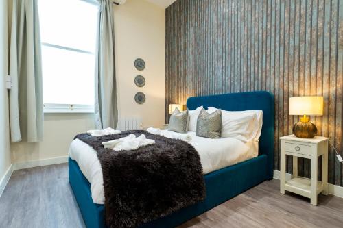 เตียงในห้องที่ Spacious Luxury City Apartment with Terrace & High Ceiling