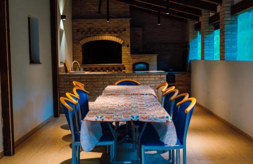 a table and chairs in a room with a kitchen at Dimar Retreat Villa in Moisei