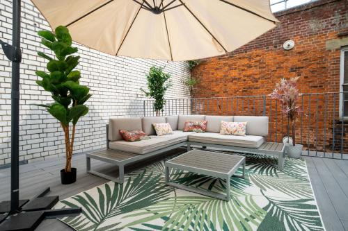พื้นที่นั่งเล่นของ Spacious Luxury City Apartment with Terrace & High Ceiling