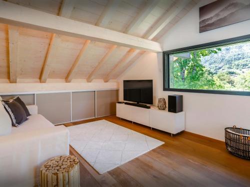 Televisyen dan/atau pusat hiburan di Chalet Lomatika - OVO Network