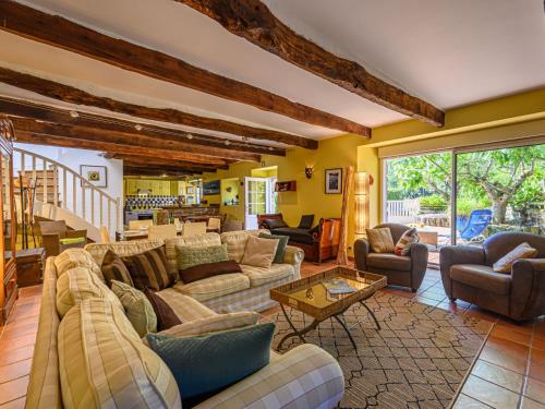 Χώρος καθιστικού στο Holiday Home Maison Cromlech by Interhome