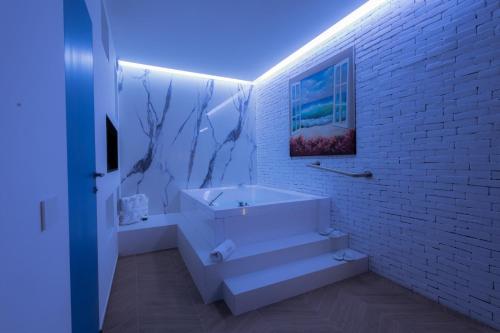 Ένα μπάνιο στο Cassiopea Luxury Suite Spa