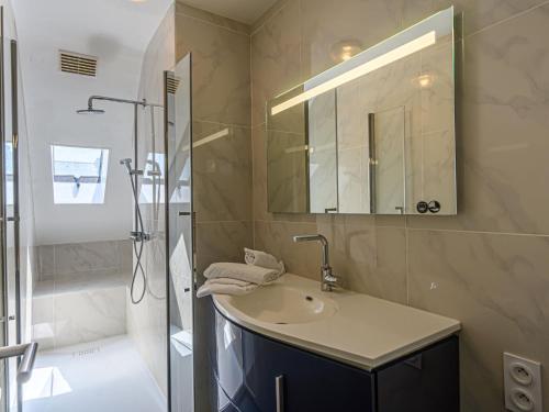Et bad på Apartment L'Oasis 2 by Interhome