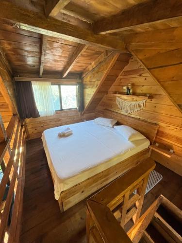 an overhead view of a bed in a log cabin at Chateau Maxuntseti in K'veda Bzubzu
