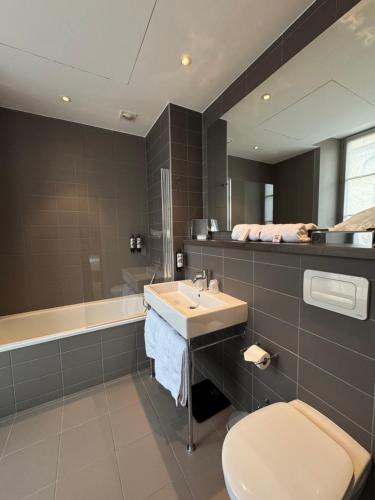 Bilik mandi di Grand Hotel de Castres