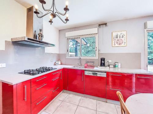 Η κουζίνα ή μικρή κουζίνα στο Holiday Home Maison du Chêne Pointu by Interhome