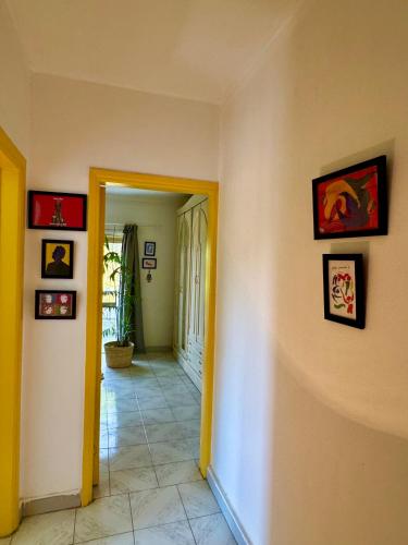 カイロにあるLarge room with its own balconyのギャラリーの写真