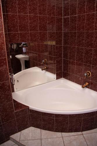 Ένα μπάνιο στο Cairos Guest House