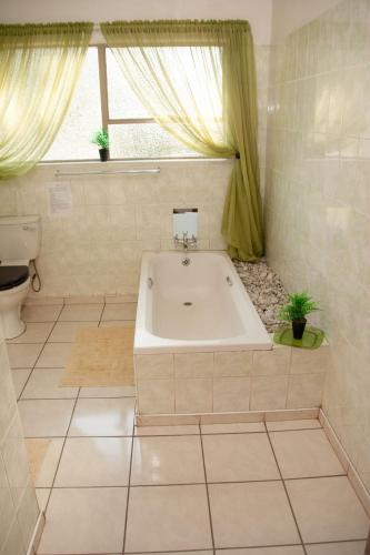 Ένα μπάνιο στο Cairos Guest House