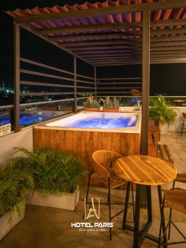 a hot tub on the roof of a building at Hotel París in Villeta