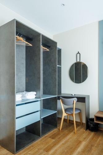 a room with a desk and a chair at AER Apart & Wine in Eforie