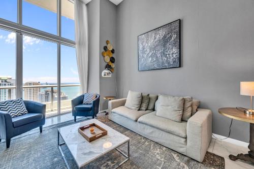 Posezení v ubytování 40th floor High Ceiling Condo Icon Brickell with Bay and Pool view and 5 star amenities