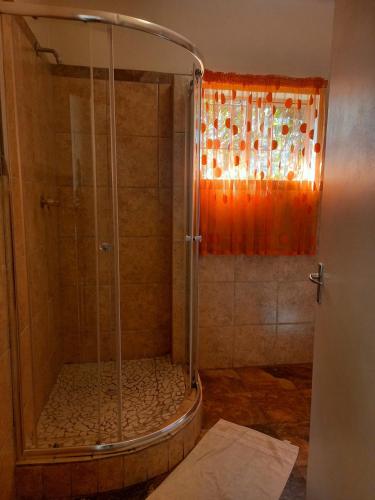 Ένα μπάνιο στο Cairos Guest House