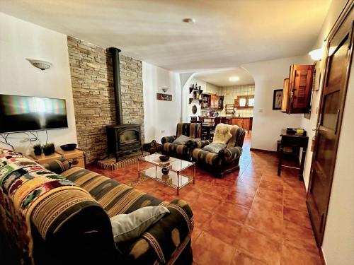 TV a/nebo společenská místnost v ubytování Andalusian Retreat for Groups