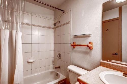 Un baño con bañera, inodoro y lavabo. en Powder Ridge 208, en Breckenridge