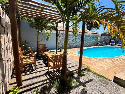 un patio avec deux chaises et une piscine dans l'établissement Casabellapipa, à Pipa