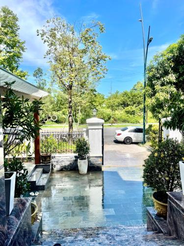 Κήπος έξω από το Biệt thự DELUXE VILLA