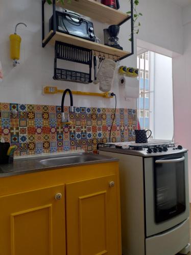 Η κουζίνα ή μικρή κουζίνα στο Apartamento Charmoso na frente da praia