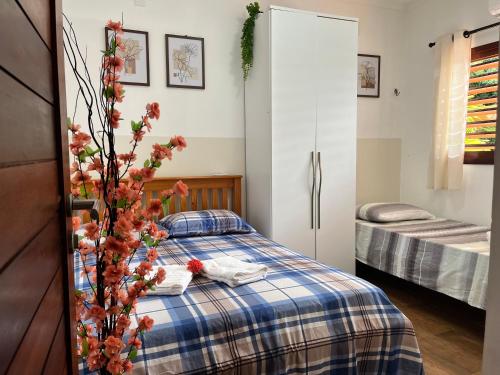 une chambre avec un lit avec un plaid bleu et blanc dans l'établissement Casabellapipa, à Pipa