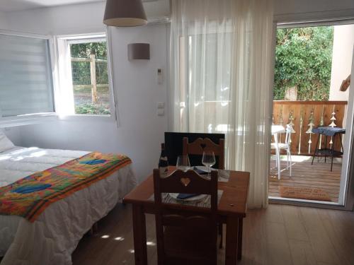 Studio con balcón y vista al bosque