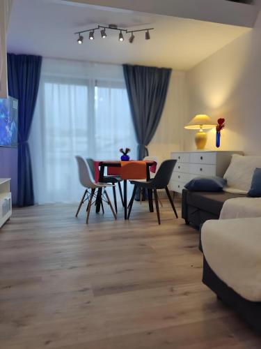 a living room with a dining room table and chairs at Nahe Airport Ber Maisonettewohnung in Schönefeld