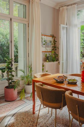una sala da pranzo con tavolo e sedie in legno di Maison Douce Arles a Arles