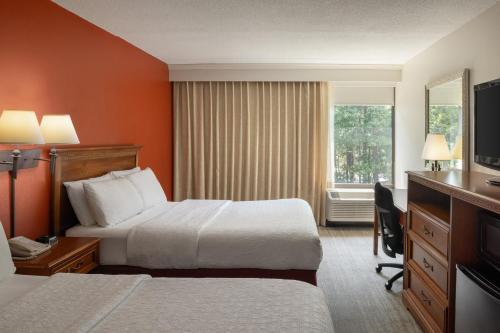 une chambre d'hôtel avec deux lits et une fenêtre dans l'établissement Long Creek Hotel, à South Portland