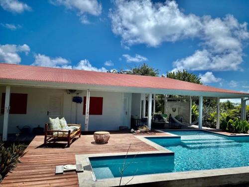 Bazén v ubytování Villa avec piscine privée à Capesterre-de-Marie-Galante nebo v jeho okolí