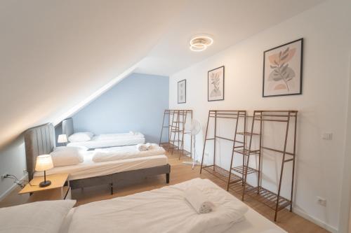 a room with four beds in a room at LUXOMES - Vilshofen Altstadt Apartments in Vilshofen an der Donau
